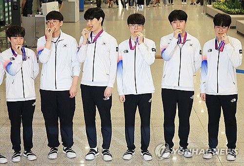 LoL 국가대표 선수들, '진짜 금메달이에요'(영종도=연합뉴스) 한종찬 기자 = '페이커' 이상혁을 비롯해 2022 항저우 아시안게임에서 금메달을 획득한 ‘리그 오브 레전드’ 대한민국 국가대표 선수들이 30일 인천국제공항 제1여객터미널을 통해 귀국해 메달을 깨물고 있다. 2023.9.30 saba@yna.co.kr