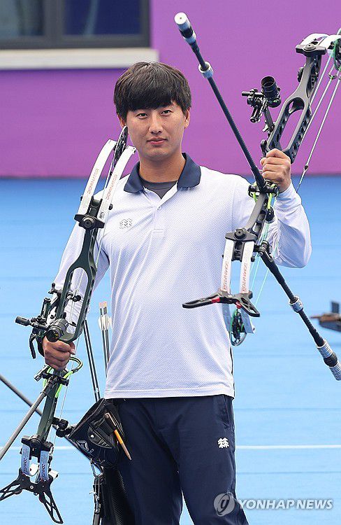 경기장 나서는 주재훈(항저우=연합뉴스) 류영석 기자 = 4일 중국 항저우 푸양 인후 스포츠센터에서 열린 2022 항저우 아시안게임 양궁 컴파운드 혼성전 결승에서 은메달을 획득한 주재훈이 경기장을 나서고 있다. 2023.10.4 ondol@yna.co.kr