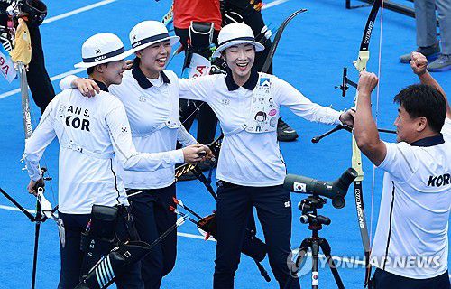양궁 리커브 여자 단체 금메달(항저우=연합뉴스) 홍해인 기자 = 6일 중국 항저우 푸양 인후 스포츠센터에서 열린 2022 항저우 아시안게임 양궁 리커브 여자 단체전 결승, 중국과의 경기에서 금메달을 획득한 임시현, 최미선, 안산이 기뻐하고 있다. 2023.10.6 hihong@yna.co.kr