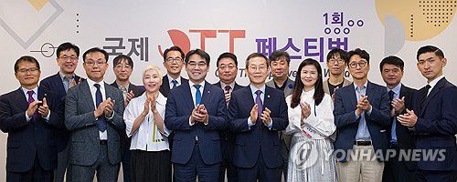 OTT 기업 대표들과 간담회 가진 이종호 장관(서울=연합뉴스) 이종호 과학기술정보통신부 장관이 7일 오후 부산 해운대구 더베이101에서 열린 '제1회 국제 OTT 페스티벌 개막식'에 앞서 이성권 부산광역시 경제부시장, 티빙, 웨이브, 왓차, 쿠팡플레이 등 OTT 기업대표 및 삼성전자, LG전자, CJ ENM, 뉴아이디 등 FAST 기업인들과의 간담회에서 기념 촬영을 하고 있다. 2023.10.7 [과학기술정보통신부 제공. 재판매 및 DB 금지] photo@yna.co.kr