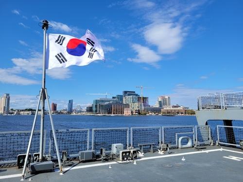 미국 볼티모어에 입항한 한국 해군 순항훈련전단(볼티모어[美메릴랜드주]=연합뉴스) 김동현 특파원 = 9일(현지시간) 미국 볼티모어에 입항한 한국 해군 순항훈련전단의 한산도함에서 태극기가 휘날리고 있다. 태극기 뒤로 볼티모어 시내가 보인다. 2023.10.9