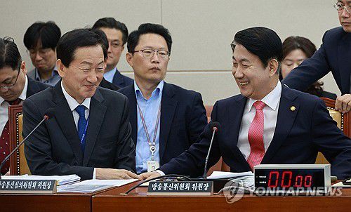 인사하는 이동관-류희림(서울=연합뉴스) 한종찬 기자 = 이동관 방송통신위원회 위원장(오른쪽)과 류희림 방송통신심의위원장이 10일 국회에서 열린 과학기술정보방송통신위원회 국정감사에 참석해 서로 인사를 나누고 있다. 2023.10.10 saba@yna.co.kr