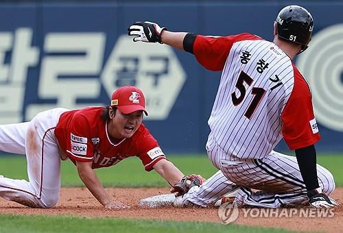 2루 도루에 실패한 홍창기[연합뉴스 자료사진]