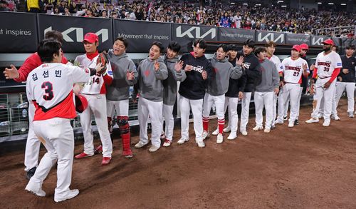 통산 1천500안타 김선빈 축하하는 KIA 선수들[KIA 타이거즈 제공. 재판매 및 DB 금지]