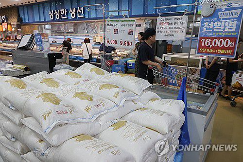 후쿠시마 오염수 방류 시작, 천일염 가격은?(서울=연합뉴스) 류효림 기자 = 일본이 후쿠시마 오염수 방류를 시작한 24일 서울 서초구 양재 하나로마트에서 시민들이 천일염을 살펴보고 있다. 2023.8.24 ryousanta@yna.co.kr