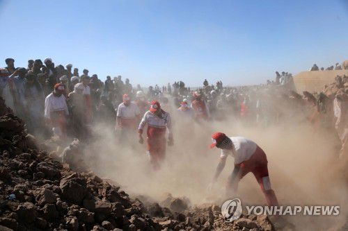 아프간 강진 현장 이란 구조대원(헤라트 EPA=연합뉴스) 9일(현지시간) 아프가니스탄 헤라트의 지진 피해 지역에서 이란 구조대원들이 수색 작업을 벌이고 있다. 지난 7일 오전 아프간 북서부에서 규모 6.3의 강진이 발생한 데 이어 규모 4.3에서 6.3 사이의 여진이 여덟 차례 이어지면서 수천 명의 사상자가 발생했다. 2023.10.10 danh2023@yna.co.kr