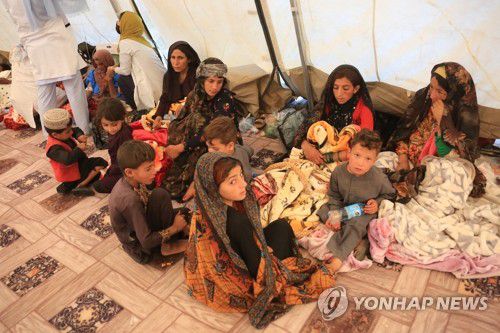 아프간 지역 병원에 모인 강진 부상자들(헤라트[아프가니스탄] 신화=연합뉴스) 아프가니스탄 강진 부상자들이 9일(현지시간) 서부 헤라트주의 한 병원에 모여 있다. 지난 7일 아프간 북서부에서 규모 6.3의 지진이 발생한 후 4천500명 이상의 사상자가 나온 것으로 추정됐다. 2023.10.10 besthope@yna.co.kr