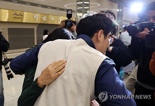 이스라엘에서 귀국하는 시민들(영종도=연합뉴스) 윤동진 기자 = 11일 오전 인천국제공항 2터미널 입국장에서 한 아버지가 이스라엘 텔아비브 공항에서 귀국하는 가족을 반기고 있다. 2023.10.11 mon@yna.co.kr