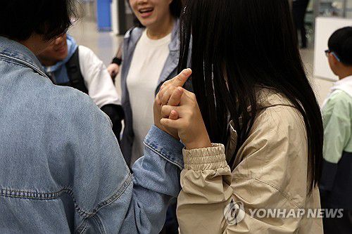 ‘안도의 손길’(영종도=연합뉴스) 윤동진 기자 = 이스라엘 텔아비브 공항에서 출발한 시민들이 11일 인천국제공항 2터미널 입국장을 통해 귀국하며 마중나온 지인들과 인사를 나누고 있다. 2023.10.11 mon@yna.co.kr