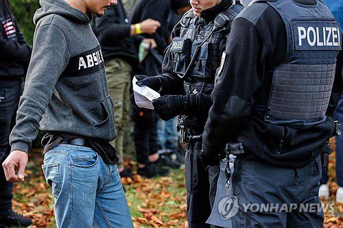 독일-폴란드 국경 경비 도중 이주자 서류 점검하는 독일 경찰[AFP 연합뉴스 자료사진. 재판매 및 DB 금지]