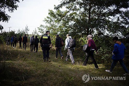 독일-폴란드 국경 불법 월경한 이주자들과 동행하는 독일 경찰[AP 연합뉴스 자료사진. 재판매 및 DB 금지]