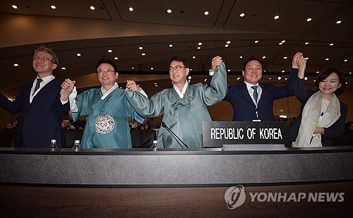 가야고분군 세계유산 등재(창원=연합뉴스) 박완수 경남지사(오른쪽 두번째), 최응천 문화재청장(가운데), 이철우 경북지사(왼쪽 두번째) 등 관계자가 17일(현지시간) 사우디아라비아 리야드에서 열린 유네스코 세계유산위원회에서 가야고분군이 세계유산에 등재되자 밝은 표정을 짓고 있다. 2023.9.17 [경남도 제공. 재판매 및 DB 금지] image@yna.co.kr