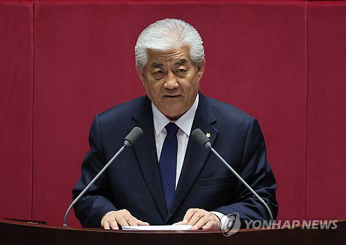 당선 인사 하는 이상헌 신임 문화체육관광위원장(서울=연합뉴스) 이정훈 기자 = 더불어민주당 이상헌 의원이 6일 국회 본회의에서 국회 문화체육관광위원장으로 선출된 뒤 당선 인사를 하고 있다. 2023.10.6 uwg806@yna.co.kr