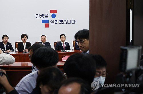 '공개는 여기까지'(서울=연합뉴스) 신준희 기자 = 국민의힘 김기현 대표와 윤재옥 원내대표가 12일 국회에서 열린 최고위원회의에서 어두운 표정을 짓고 있다. 회의가 비공개로 전환되자 당 관계자가 출입문을 닫고 있다.       국민의힘 김태우 강서구청장 보궐선거 후보는 지난 11일 치러진 선거에서 더불어민주당 진교훈 후보에 패했다. 2023.10.12    hama@yna.co.kr