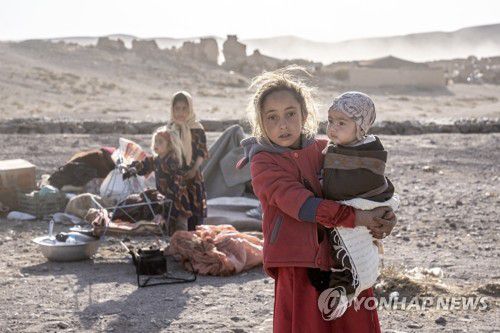 아프간 강진 피해 지역의 아이들(헤라트[아프가니스탄] AP=연합뉴스) 아프가니스탄 소녀가 11일(현지시간) 강진으로 초토화된 서부 헤라트주에서 아기를 돌보고 있다. 2023.10.12 clynnkim@yna.co.kr