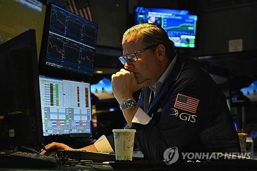 미 뉴욕증권거래소(NYSE)의 한 트레이더[AFP 연합뉴스 자료사진]