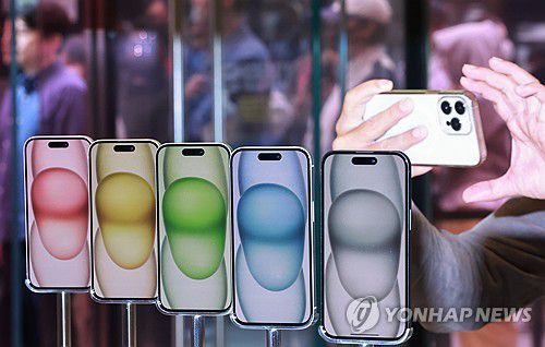 국내 출시한 아이폰15 시리즈(서울=연합뉴스) 홍해인 기자 = 애플 아이폰 15 시리즈 및 애플 워치 국내 공식 출시일인 13일 서울 중구 명동 애플스토어에서 구매 예정 고객들이 매장에 차례대로 입장하고 있다. 2023.10.13 hihong@yna.co.kr
