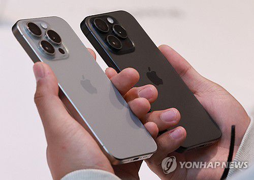 아이폰15 시리즈, 바뀐 부분은?(서울=연합뉴스) 홍해인 기자 = 애플 아이폰 15 시리즈 및 애플 워치 국내 공식 출시일인 13일 서울 중구 명동 애플스토어에서 한 고객이 제품을 살피고 있다. 2023.10.13 hihong@yna.co.kr