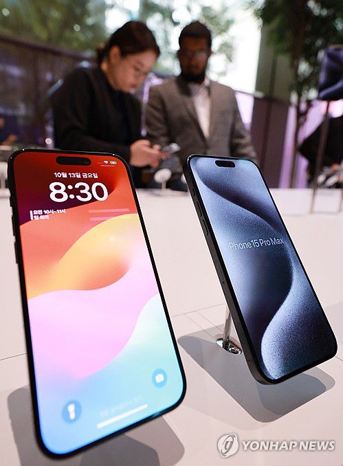 아이폰15 시리즈, 바뀐 부분은?(서울=연합뉴스) 홍해인 기자 = 애플 아이폰 15 시리즈 및 애플 워치 국내 공식 출시일인 13일 서울 중구 명동 애플스토어에서 한 고객이 제품을 살피고 있다. 2023.10.13 hihong@yna.co.kr