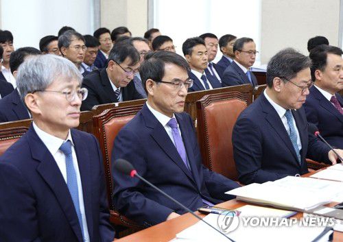 의사진행발언 듣는 노태악 위원장(서울=연합뉴스) 김도훈 기자 = 13일 오전 국회에서 열린 중앙선거관리위원회, 진실·화해를위한과거사정리위원회, 소방청 등에 대한 국회 행정안전위원회 국정감사에서 노태악 중앙선거관리위원장이 의사진행발언을 듣고 있다. 2023.10.13 superdoo82@yna.co.kr