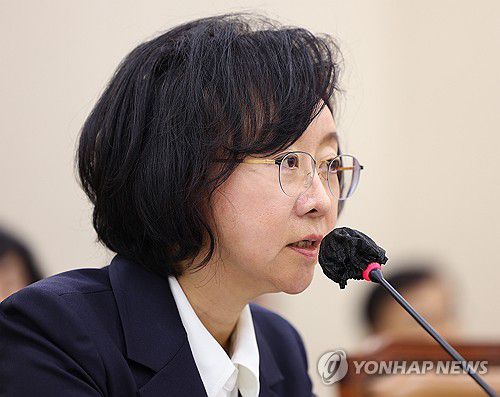 답변하는 오유경 처장(서울=연합뉴스) 김도훈 기자 = 13일 오전 국회에서 열린 식품의약품안전처, 식품의약품안전평가원 등에 대한 국회 보건복지위원회의 국정감사에서 오유경 식품의약품안전처장이 의원 질의에 답하고 있다. 2023.10.13 superdoo82@yna.co.kr