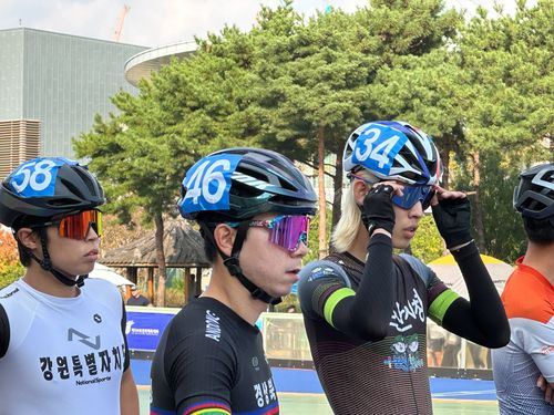 스타트 직전 나란히 선 정철원과 최인호[나주=연합뉴스]