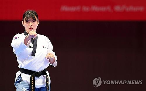 우아하게(항저우=연합뉴스) 형민우 기자 = 24일 오후 중국 저장성 항저우 린안 스포츠문화전시센터에서 열린 태권도 품새 개인전에 출전한 차예은(경희대)이 힘차게 동작을 펼치고 있다. 2023.9.24 minu21@yna.co.kr