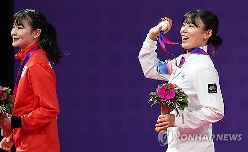 금메달이에요(항저우=연합뉴스) 형민우 기자 = 24일 오후 중국 저장성 항저우 린안 스포츠문화전시센터에서 열린 태권도 품새 개인전에 출전한 차예은(경희대)이 금메달을 목에 걸고 관중석을 향해 손짓을 하고 있다. 2023.9.24 minu21@yna.co.kr