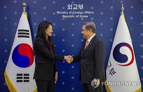 임명 뒤 바로 한국 찾은 줄리 터너 미 북한 인권 특사 박진 장관 면담(서울=연합뉴스) 황광모 기자 = 박진 외교부 장관과 줄리 터너 미 국무부 북한 인권 특사가 16일 오전 서울 종로구 외교부에서 만나 악수하고 있다. 2023.10.16 hkmpooh@yna.co.kr