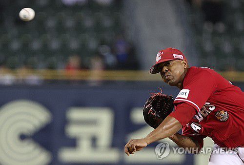 선발로 나선 엘리아스(서울=연합뉴스) 김성민 기자 = 16일 오후 서울 잠실야구장에서 열린 2023 프로야구 SSG 랜더스와 두산 베어스의 경기. 1회말 SSG 선발 엘리아스가 역투하고 있다. 2023.10.16 ksm7976@yna.co.kr