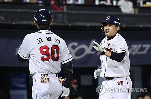 김인태 '9회말 솔로홈런'(서울=연합뉴스) 김성민 기자 = 16일 오후 서울 잠실야구장에서 열린 2023 프로야구 SSG 랜더스와 두산 베어스의 경기. 9회말 무사 두산 김인태가 솔로홈런을 치고 홈으로 들어오며 고영민 코치와 하이 파이브 하고 있다. 2023.10.16 ksm7976@yna.co.kr