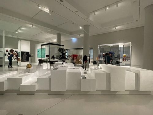 '모자의 나라' 조선(베를린=연합뉴스) 이율 특파원 = 독일 훔볼트포럼 한국유물 특별전에 소개된 '모자의 나라' 조선. 2023.10.16