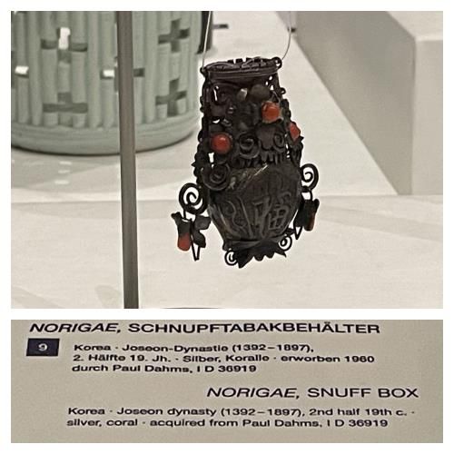 훔볼트 포럼 한국유물특별전에서 코담배통으로 소개된 향낭(베를린=연합뉴스) 이율 특파원 = 한해 300만명이 찾는 독일 베를린의 명소 훔볼트포럼 한국유물특별전에서 코담배통으로 소개된 향낭으로 추정되는 유물. 2023.10.16