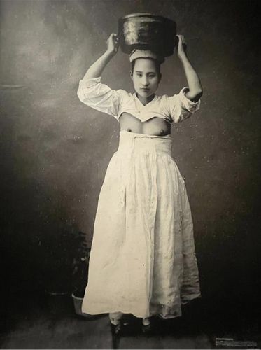 독일 훔볼트 포럼에 전시된 젖가슴 드러낸 항아리 든 조선 여성 사진(베를린=연합뉴스) 이율 특파원 = 한해 300만명이 찾는 독일 베를린의 명소 훔볼트포럼 한국유물특별전 전시된 젖가슴 드러낸 항아리 든 조선여성 사진. 2023.10.16