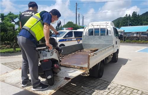 C씨 오토바이를 압수하는 경찰[제주 서귀포경찰서 제공. 재판매 및 DB 금지]