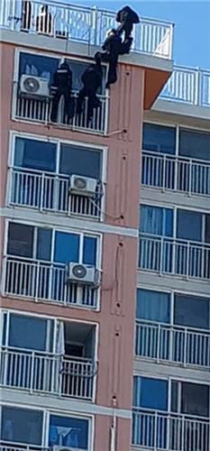 옥상에서 진입 준비하는 경찰특공대[독자 제공. 재판매 및 DB 금지]