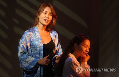 '맘마미아!' 도나 역의 최정원2023년 3월 29일 배우 최정원이 서울 중구 흥인동 충무아트센터에서 열린 뮤지컬 '맘마미아!' 프레스콜에서 주요 장면을 시연하는 모습. [연합뉴스 자료 사진·재판매 및 DB 금지]