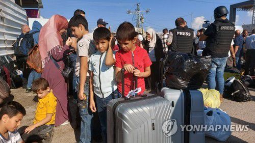 가자지구 탈출 위해 모여든 팔레스타인 주민들(라파 UPI=연합뉴스) 이집트로 대피하려는 팔레스타인 주민들이 16일(현지시간) 가자지구 남부 '라파 국경 통행로'에서 대기하고 있다. 로이터통신은 이날 이집트와 이스라엘, 미국이 가자지구와 이집트를 연결하는 '라파 국경 통행로'를 일시 휴전과 함께 재개방하기로 합의했다고 보도했으나 이스라엘이 이를 부인하며 무산됐다. 2023.10.17 danh2023@yna.co.kr