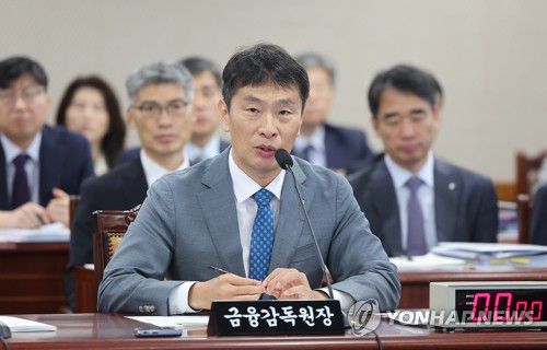 발언하는 이복현 금융감독원장(서울=연합뉴스) 류영석 기자 = 17일 오전 서울 여의도 금융감독원에서 열린 금감원에 대한 국회 정무위원회 국정감사에서 이복현 금감원장이 발언하고 있다. 2023.10.17 ondol@yna.co.kr