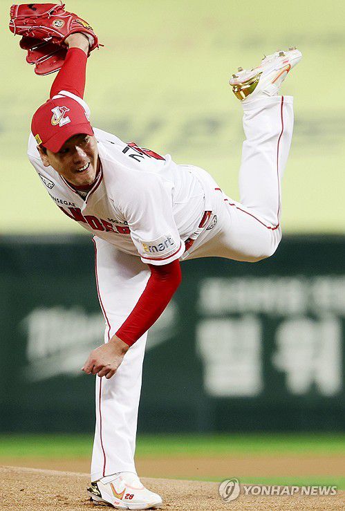 역투하는 김광현(인천=연합뉴스) 김상연 기자 = 17일 인천 SSG 랜더스필드에서 열린 프로야구 SSG 랜더스와 두산 베어스의 경기. 1회초 SSG 선발투수 김광현이 역투하고 있다. 2023.10.17 goodluck@yna.co.kr