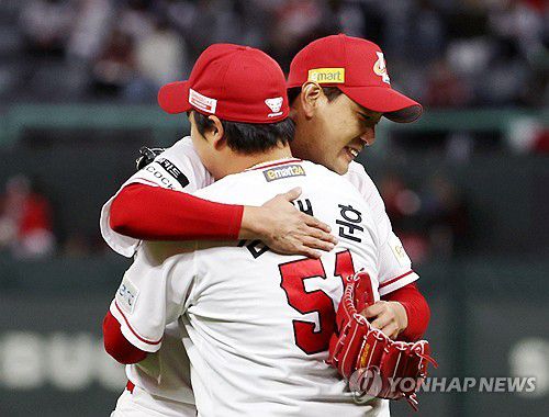 김태훈 은퇴…김광현과 포옹(인천=연합뉴스) 김상연 기자 = 17일 인천 SSG 랜더스필드에서 열린 프로야구 SSG 랜더스와 두산 베어스의 경기. SSG 투수 김태훈이 은퇴를 기념하며 시구한 뒤 선발 투수 김광현과 포옹하고 있다. 2023.10.17 goodluck@yna.co.kr