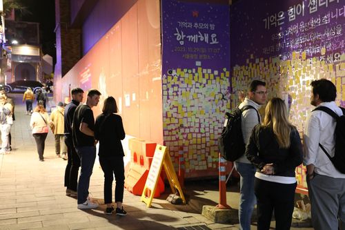 이태원 참사 골목지난 16일 오후 9시께 서울 용산 이태원의 참사 골목의 추모 공간에서 외국인들이 추모 메시지를 보며 대화를 나누고 있다. [촬영 윤성우]