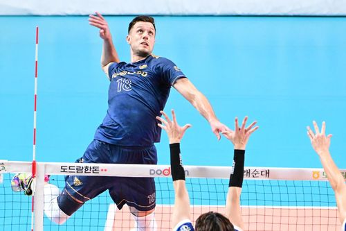 우리카드 새 외국인 선수 마테이(서울=연합뉴스) 우리카드 새 외국인 선수 마테이가 18일 서울시 장충체육관에서 열린 프로배구 V리그 현대캐피탈과의 홈 경기에서 오픈 공격을 시도하고 있다. [한국배구연맹 제공. 재판매 및 DB 금지]