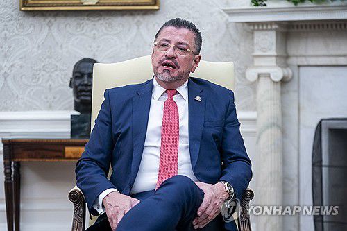 지난 8월 백악관을 방문한 로드리고 차베스 코스타리카 대통령[EPA 연합뉴스 자료사진. 재판매 및 DB 금지]