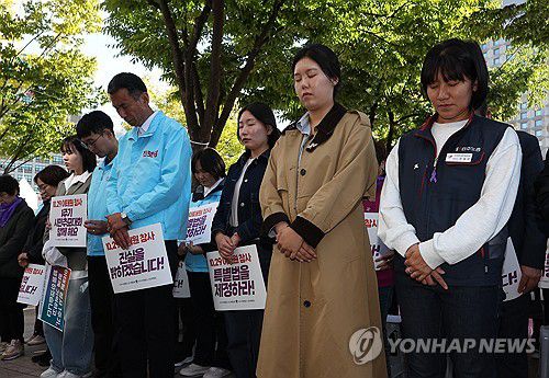 이태원 참사 분향소에서 묵념하는 시민들(서울=연합뉴스) 김성민 기자 = 10·29 이태원 참사 유가족협의회와 시민대책회의가 16일 오후 중구 서울광장 인근 10·29 이태원참사 희생자 분향소에서 연 1주기 추모주간 선포 회견에서 참가자들이 묵념하고 있다. 2023.10.16 ksm7976@yna.co.kr