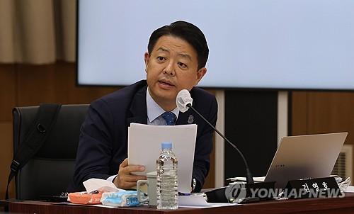 국정감사서 질의하는 김영호 의원(청주=연합뉴스) 이성민 기자 = 18일 오전 충북 청주시 서원구 충북교육청 화합관에서 열린 국회 교육위원회의 충북대학교, 충남대학교, 충북대병원, 충남대병원, 충북교육청, 충남교육청, 대전교육청, 세종교육청에 대한 국정감사에서 더불어민주당 김영호 의원이 질의하고 있다. 2023.10.18. chase_arete@yna.co.kr