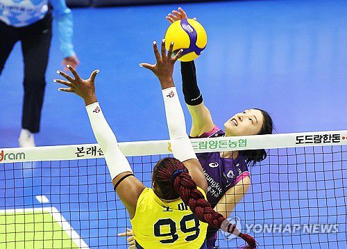 김연경 '강하게'(수원=연합뉴스) 홍기원 기자 = 18일 경기도 수원실내체육관에서 열린 프로배구 V리그 여자부 현대건설 힐스테이트와 흥국생명 핑크스파이더스의 경기. 흥국생명 김연경이 공격하고 있다. 2023.10.18 xanadu@yna.co.kr