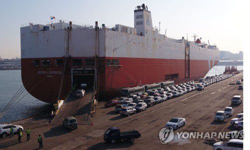 인천항에서 선적 중인 수출용 중고차[인천항만공사 제공]