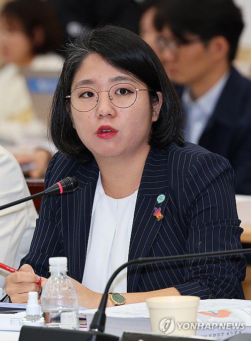 질의하는 용혜인 의원(인천=연합뉴스) 임순석 기자 = 19일 인천시 남동구 인천시청에서 열린 국회 행정안전위원회의 인천시에 대한 국정감사에서 기본소득당 용혜인 의원이 질의하고 있다. 2023.10.19 soonseok02@yna.co.kr