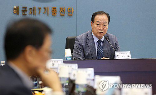 인사말 하는 한기호 국회 국방위원장(제주=연합뉴스) 김호천 기자 = 한기호 국회 국방위원회 위원장이 19일 오후 제주해군기지에서 7기동전단의 부대 현황 등에 대한 설명을 듣고 인사말을 하고 있다. 2023.10.19 khc@yna.co.kr